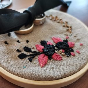Porte-alliances brodé noir et cuivré