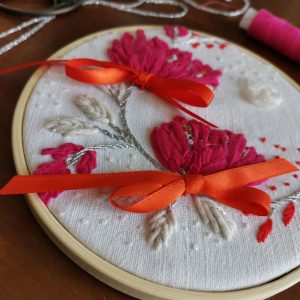 Porte-alliances brodé rose, argent et liberty