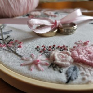 Porte-alliances brodé rose et gris