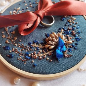Porte-alliances brodé terracota, bleu et or